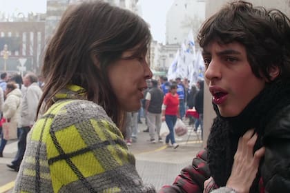 Valentina Bassi junto a Lisandro, su hijo con autismo