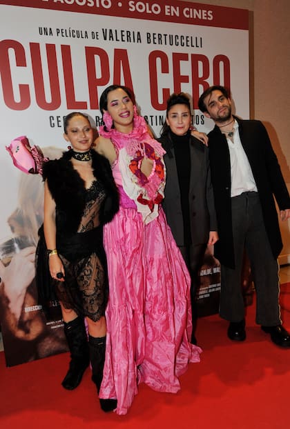 Valentina Brishantina, con su vestido rosa chicle y su sonrisa contagiosa, también llamó la atención de los fotógrafos presentes