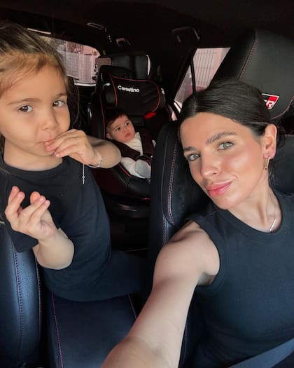 Valentina Cervantes junto a sus hijos, Olivia y Benjamín