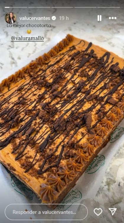 Valentina Cervantes y Enzo Fernández fueron recibidos en Argentina con una chocotorta