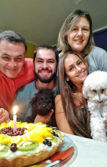 Valentina con su mamá, su papá y su hermano. 