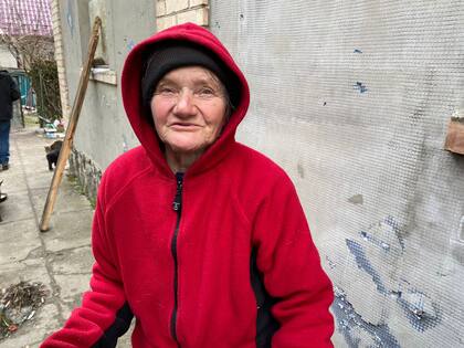 Valentina, de 77 años, residente de Irpin que sobrevivió por estar escondida bajo tierra