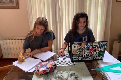 En la computadora, Valentina Díaz sigue con la cursada de Arquitectura en la Universidad Nacional de Córdoba; a su lado, su hermana estudia Abogacía