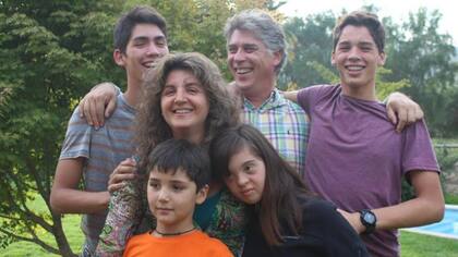 Valentina es la nica mujer entre cuatro hermanos. En la foto, tomada en 2019, est junto a sus padres y hermanos