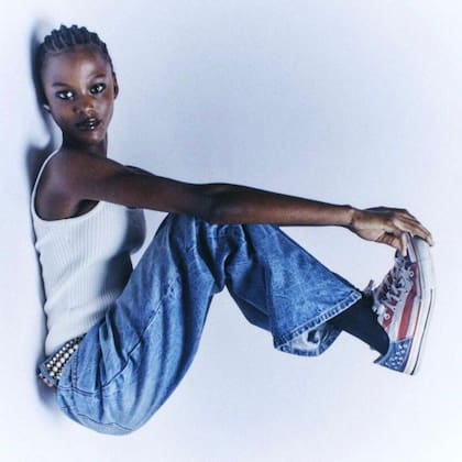 Valentina estudia por las noches en un colegio cerca de su casa en Tumaco