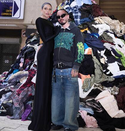 Valentina Ferrer, Miss Universo Argentina 2014, y J Balvin en el desfile de Vetements