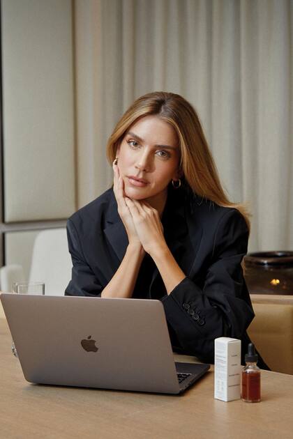 Valentina integra el staff de Elite Models y también está al frente de Kapowder Superfoods, una compañía de suplementos nutricionales veganos, que tomó durante la espera de Río. “Vamos a sacar una gama de productos con todo lo que necesité y dentro de poco va a salir una línea beauty, con aceites que usé para cuidar la piel, que también es muy importante en el embarazo”, cuenta, entusiasmada.