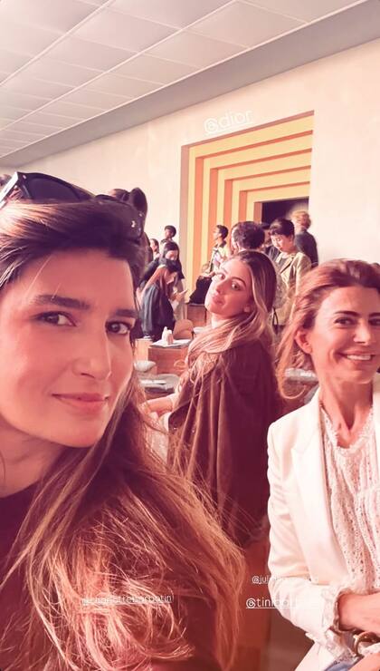 Valentina junto a Charlotte Barbotin-Larrieu y su madre, Juliana Awada