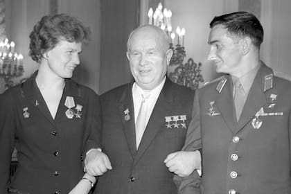 Valentina junto al líder soviético Nikita Khrushchev en una recepción en el Kremlin en 1963. Los acompaña Valery Bykovsky (der), el cosmonauta que estableció el récord de duración de permanencia en el espacio.