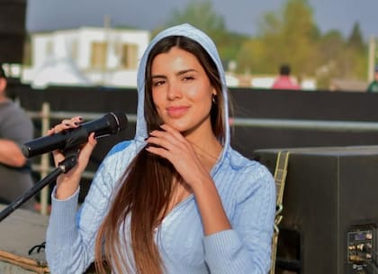 Valentina Olguín usando la marca de ropa que desató el escándalo.