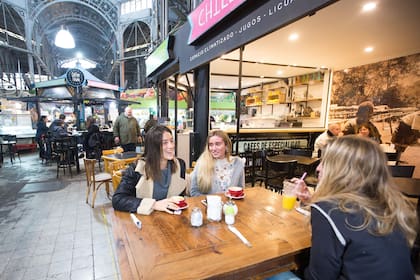 Valentina Primón disfruta de un café con amigas en Coffe Town