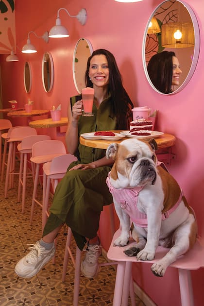 Valentina –que tiene más de 430 mil seguidores en Instagram– posa con Mirtha mientras disfruta de un café y unas delicias dulces. “Me encanta que todo sea rosa”, cuenta. Para las mascotas, el menú consta de plato principal, hecho con ingredientes ricos en nutrientes, y postre, con bocaditos de carne y pollo con sabor a chocolate.