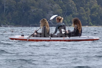 Valentina se divierte con amigas en un kayak.