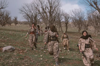 Valentina Sinis registró la vida de las guerrilleras kurdas que combaten contra el régimen iraní