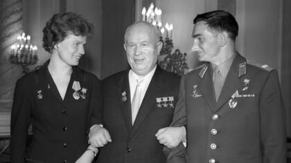 Valentina Tereshkova, la primera mujer que viajó al espacio, y Valery Bykovsky (der) junto al líder soviético Nikita Khrushchev en una recepción en el Kremlin en 1963.
