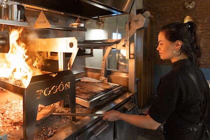 Valentina Villegas es una de la parrilleras a cargo del asado en Fogón.