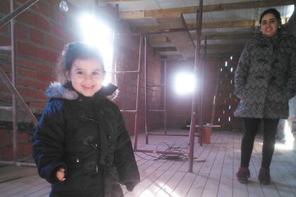 Valentina y Anto en la construcción del nuevo hogar.