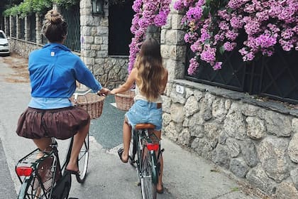 Valentina y Antonia fotografiadas por Juliana durante un paseo por las pintorescas calles de Forte dei Marmi.