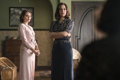 Valentina Zenere junto a Blanca Suárez, en una escena de la última temporada de Las chicas del cable