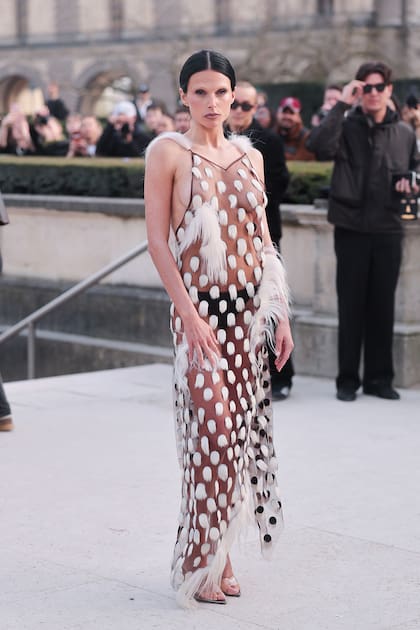 Valentina Zenere, la actriz protagonista de "En el barro", asistió al show de Schiaparelli en la semana de la moda de París