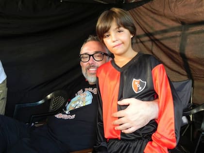 Valentino Acuña con el director español Alex de la Iglesia, durante la filmación de la película Messi, en 2014; el joven de Newell's interpretó al capitán de la selección