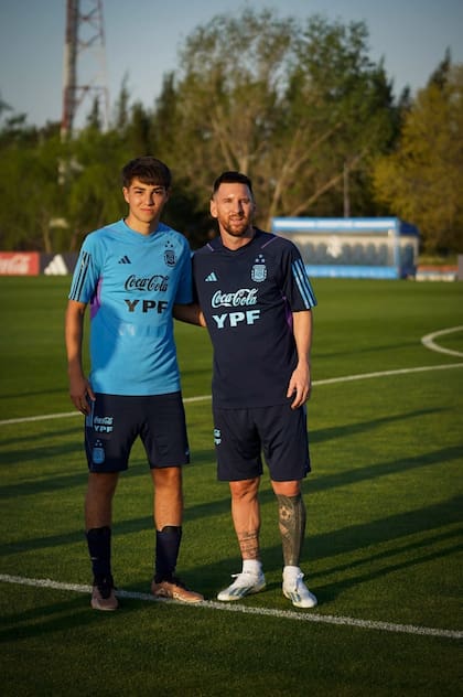 Valentino Acuña con Lionel Messi, en el predio de la AFA; un sueño hecho realidad para el joven de Newell's