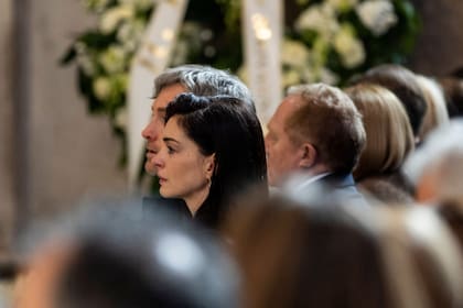 Valentino, además, fue quien le confeccionó el vestido de novia a Hathaway. “Cuando me casé en 2012, se ofreció a hacerme un vestido de novia de alta costura personalizado, un gesto tan generoso que todavía me hace llorar”, reveló la actriz. También compartió escena con ella en El diablo viste a la moda. Esta mañana, la artista volvió a llorar en la capilla decorada con flores blancas por la partida de su amigo