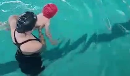 Valentino disfruta mucho de la pileta por lo que empezó natación adaptada.