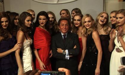 Valentino Garavani, al centro, con modelos de su desfile de 2008, en una escena de la película documental 'Valentino: El último emperador'.