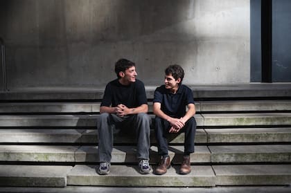 Valentino junto a su primo, Santiago, que fue un pilar clave en el proceso de salir adelante.