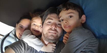 Valentino, junto a sus padres y su hermana menor.