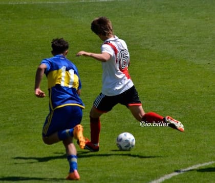 Valentino López en las divisiones inferiores de River enfrentando a Boca