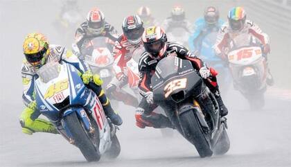 Marco Melandri (33) corriendo a la par de Valentino Rossi (46) en un Gran Premio de Moto GP de Malasia