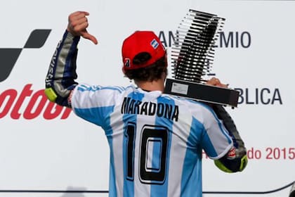 Valentino Rossi festeja en el Gran Premio de la Argentina en 2015 con la camiseta de Maradona, ocho años después su pupilo Marco Bezzecchi repitió la celebración pero con la casaca de la selección autografiada por Lionel Messi