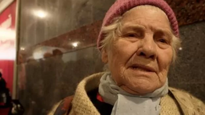 Valentyna Malyshkina lleva el teléfono de su hija escrito en un papel, pero no tiene un celular. Espera conseguir uno prestado en Polonia