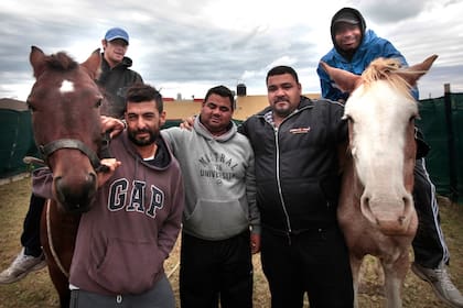 Valenzuela (en primera fila, a la izquierda), junto a otros vecinos solidarios