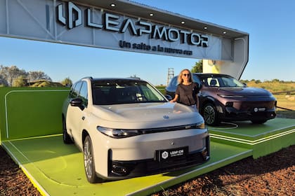 Valère Lourme en el stand de Leapmotor en Cariló, junto a los C10 y B10