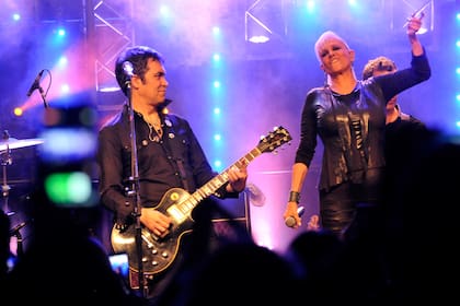 La cantante reversionó sus clásicos en formato rockero