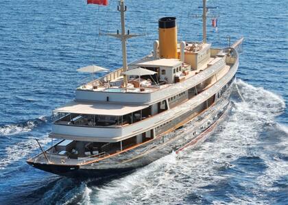 El sábado 11, fueron invitados a un almuerzo a bordo del yacht Nero –cuyo alquiler asciende a los 445 mil euros por semana– del que participó el príncipe Alberto de Mónaco.