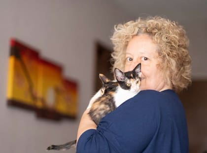 Valeria Anselmi con dos de las gatitas que viven en su departamento y forman parte de su familia mutiespecie.