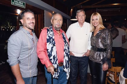 Valeria, con Gustavo Benavides, Lino Patalano (“lo queremos
muchísimo, es una gran persona”, dice Vale), y su padre, Raúl Mazza.