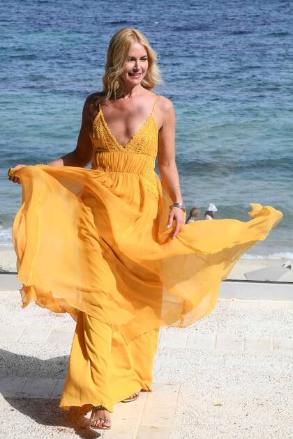 Valeria con un espectacular vestido amarillo de Alberta Ferretti, que lució en la tercera jornada del festival italiano