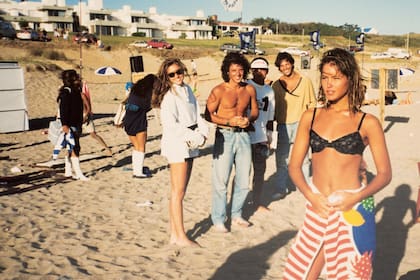 Valeria, durante sus primeros veranos en Punta,
bajo la tutela de Pancho. Atrás, de jeans y con rulos, aparece su novio, Alejandro Gravier.