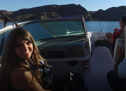 Valeria en la nueva lancha de Kalinaw Aventuras