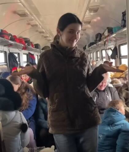 Valeria en su primer viaje en tren, rumbo a Polonia