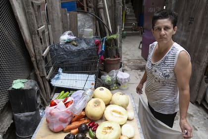 Valeria Escobar exhibe parte de las frutas y verduras que juntó en los volquetes de desechos del Mercado Central