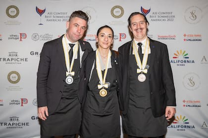 Valeria Gamper posa junto a los otros dos premiados: Hugo Duchesne (Canada, 2º puesto) y Martín Bruno (Argentina, 3º puesto).