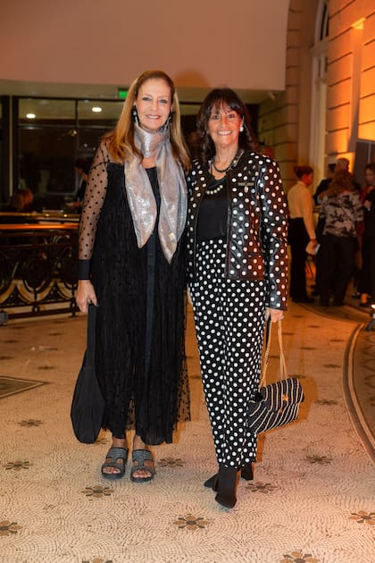 Valeria Grüneisen y María Podestá (con conjunto de chaqueta y pantalón de Karl Lagerfeld) también apoyaron la causa.