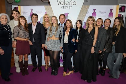 Valeria junto a su familia y sus grandes amigos. De izquierda a derecha, su mamá, Mónica Ferreira; su hijo Benicio Gravier; Lola Cardone; Maximo Petracchi; Taina Gravier y su papá, Alejandro; Lulu Cahen D'Anvers; Azul Roca (la hija de Vicky Fariña es ahijada de Valeria y estuvo a cargo del estilismo en la campaña del perfume); Vicky Fariña y su otra hija, Mía; Ana Pérez Bustos y Cala Petracchi