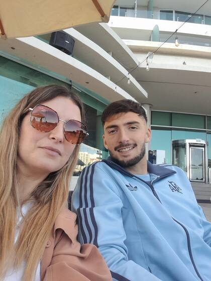 Valeria junto a su hijo, Santino Barbi, el arquero titular en la sub 20, que lleva cuatro partidos consecutivos sin recibir goles.